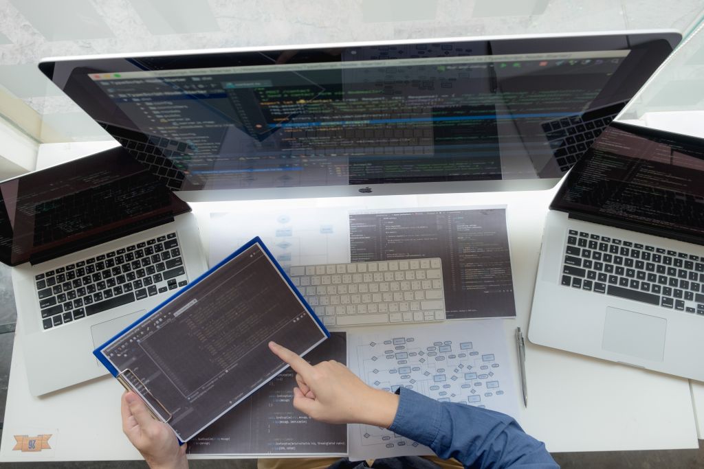 cropped-hand-computer-programmers-brainstorming-office.jpg ноутбуки для столе