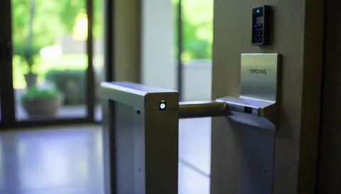 Управление доступом к помещениям и замками: от турникета до смартфона