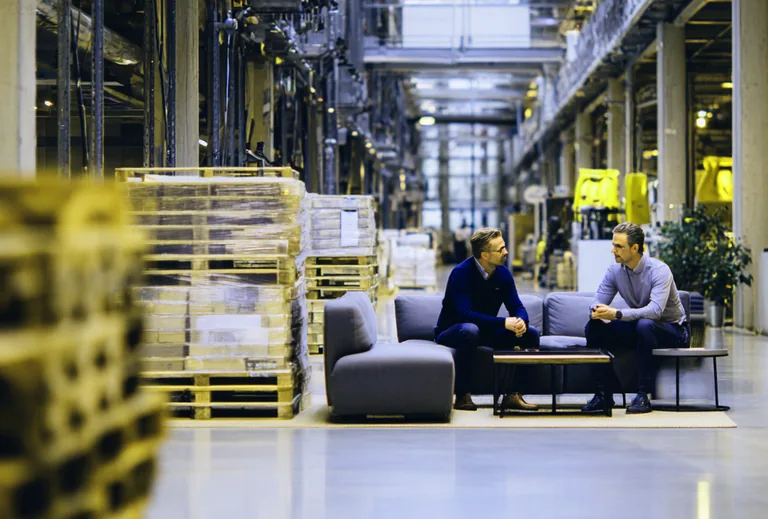 Погрузка мебели в логистическом центре