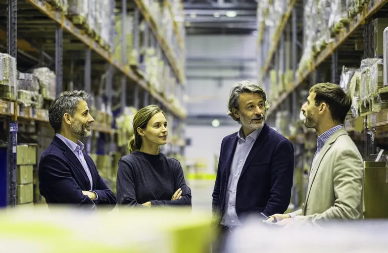 Работа транспортного логиста за монитором