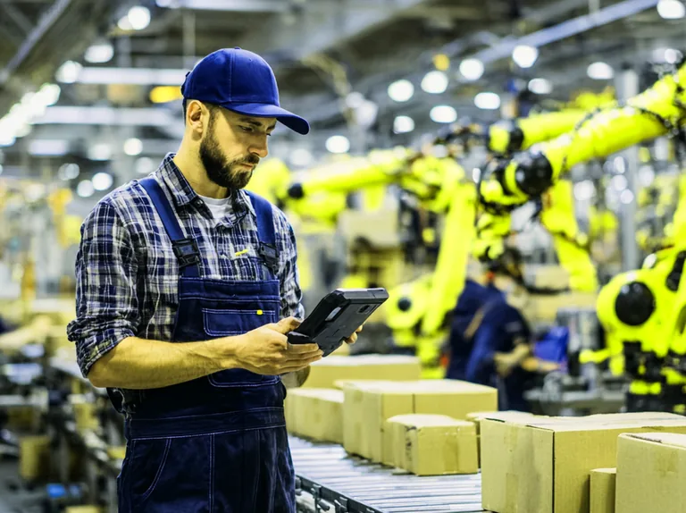 Промышленные роботы на сборочной линии