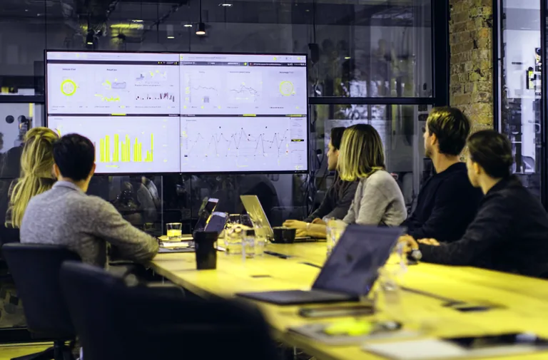 Пример дашборда в Excel с фильтрами и графиками