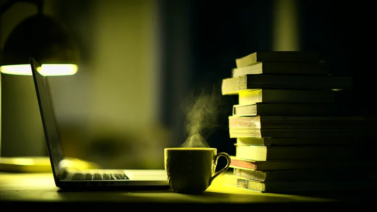 Аналитик, работающий над документацией