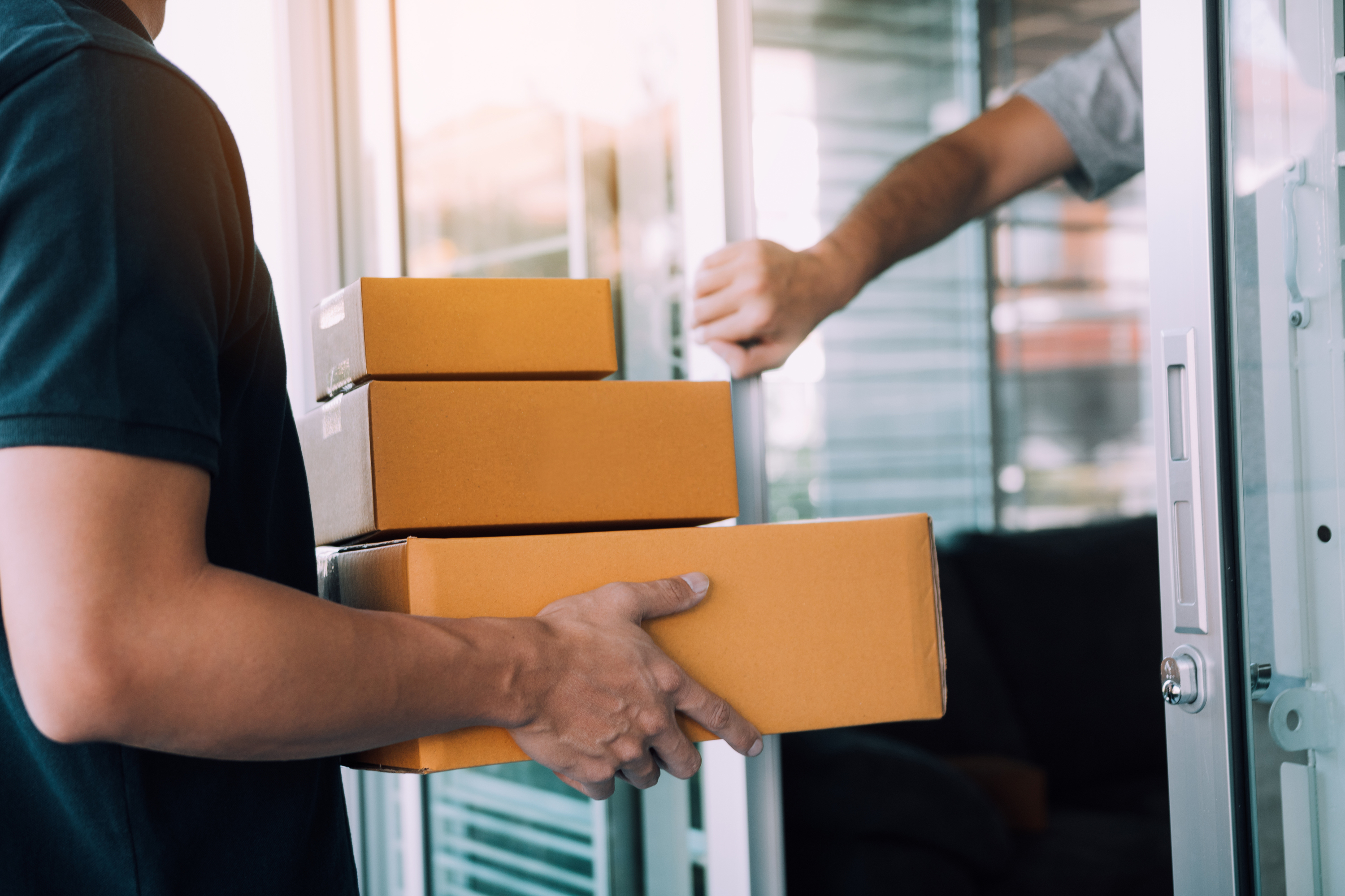 Доставщик у двери. Экспедитор на доставку мебели. Курьер. Delivery quantity. Доставщик с коробкой.